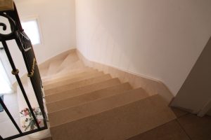 Marche palière en pierre et suite escalier